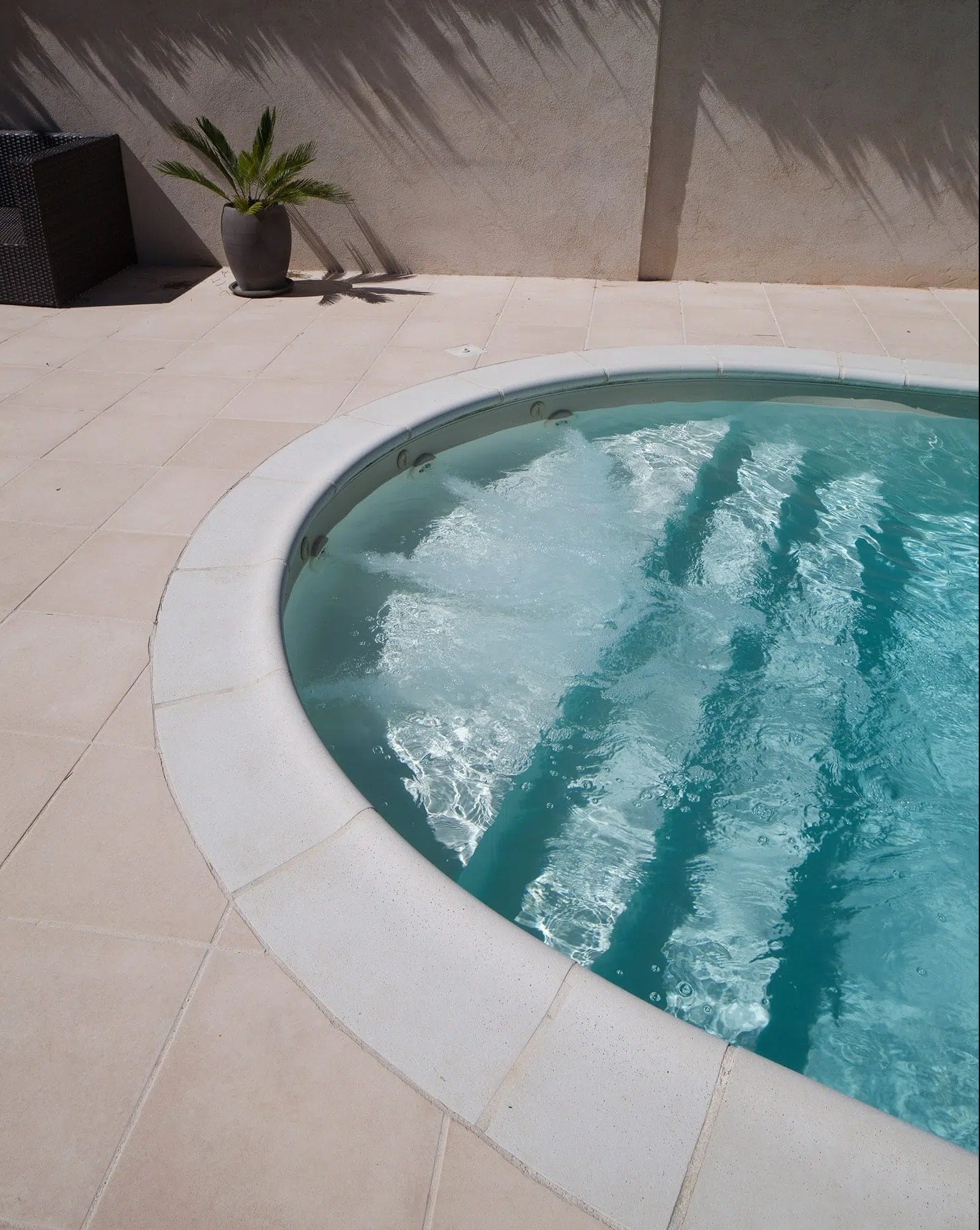piscines_magiline_escalier_balneo_ObjectifPiscines-47-e1614068215782