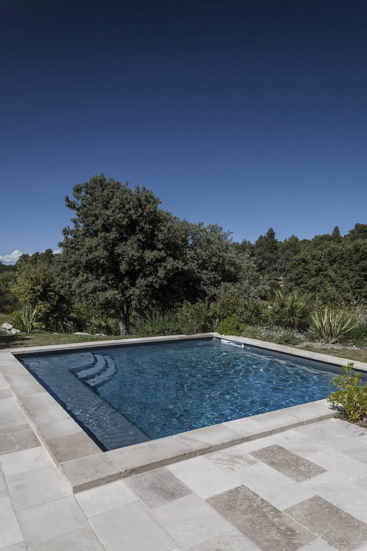 piscines_magiline_escalier_MAGI2ARENA_Acces-Piscines-2-scaled