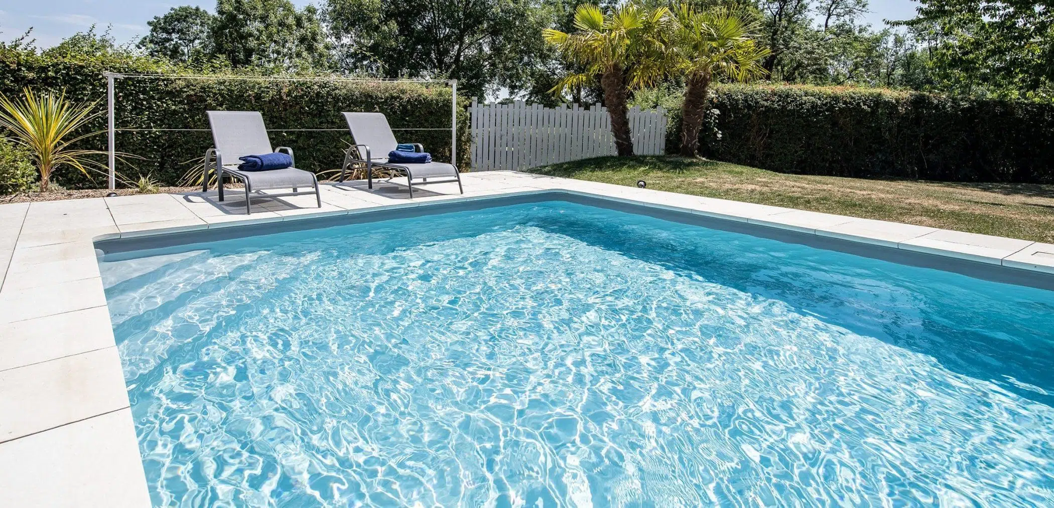 piscines_magiline_escalier_beach_2019-MAGILINE-CHAUSSEAU-ADILLY-_FRED_PIEAU-5059-e1614069602161-scaled