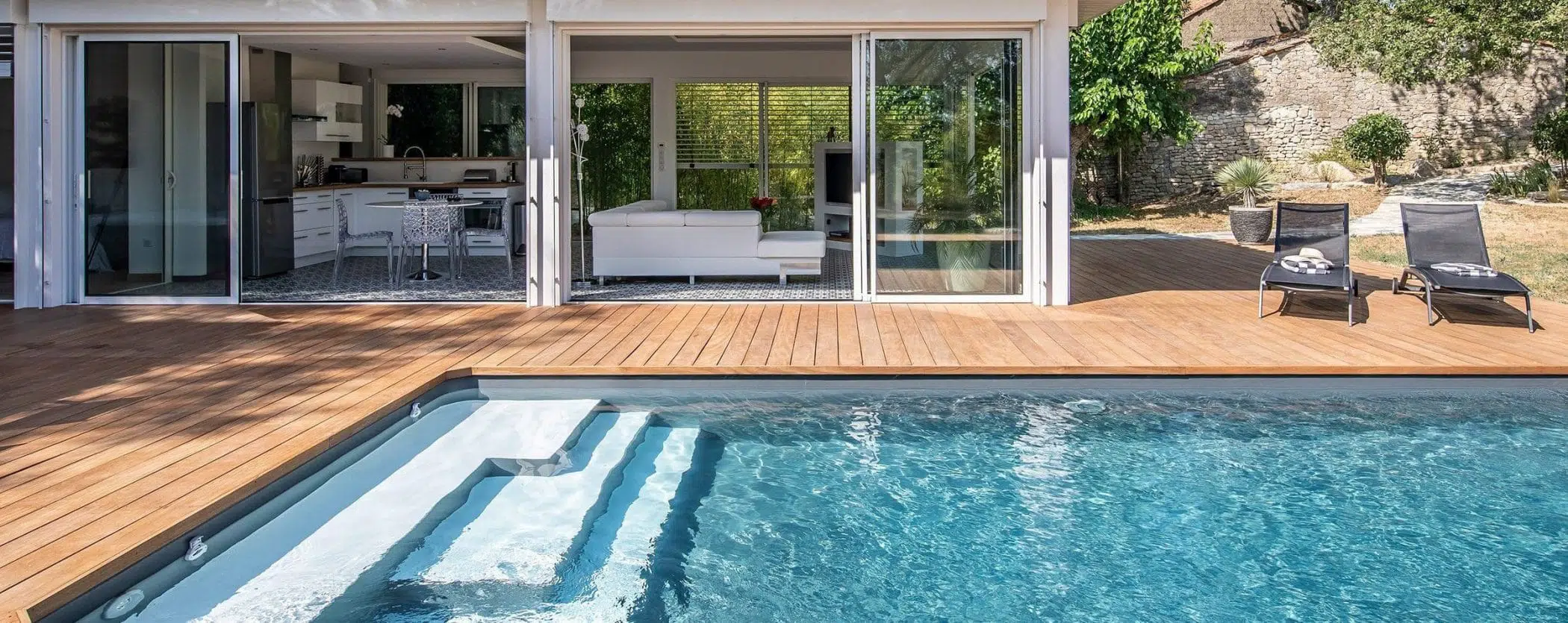 piscines_magiline_escalier_sur_mesure_2019-MAGILINE-AQUATERRE-CARNAS-_FRED_PIEAU-e1614076604767-scaled