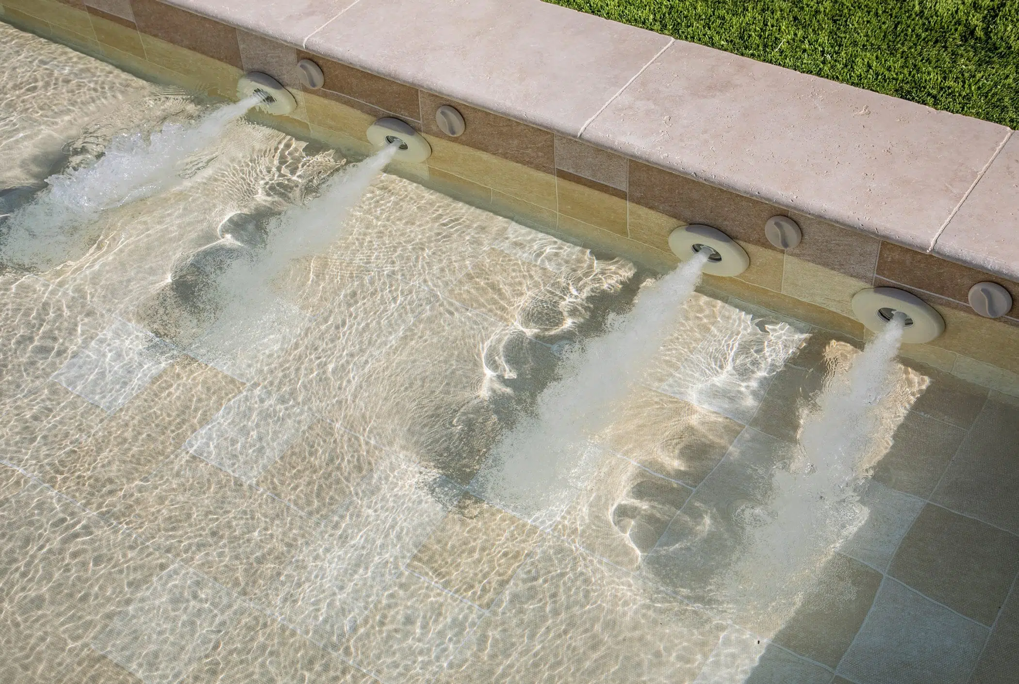 piscines_magiline_escalier_balneo_2019-MAGILINE-ALES-STLAURENTDAGOUZE-_FRED_PIEAU-8194-scaled