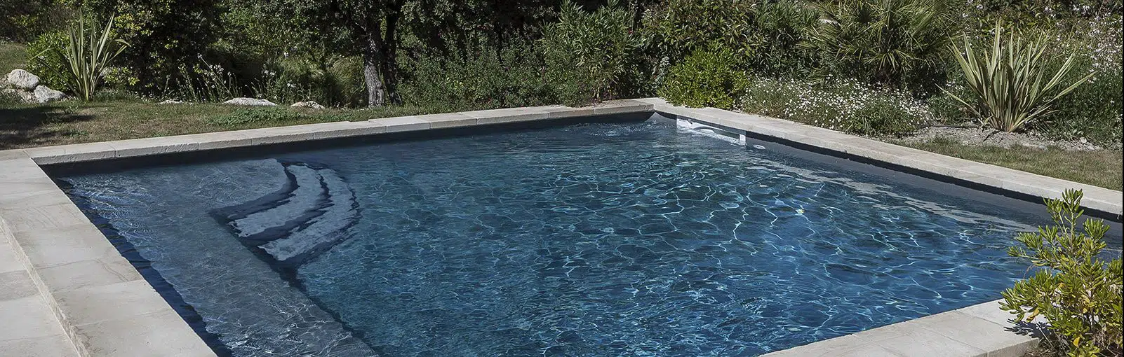 piscines_magiline_escalier_MAGI2ARENA_Acces-Piscines-e1615215074593