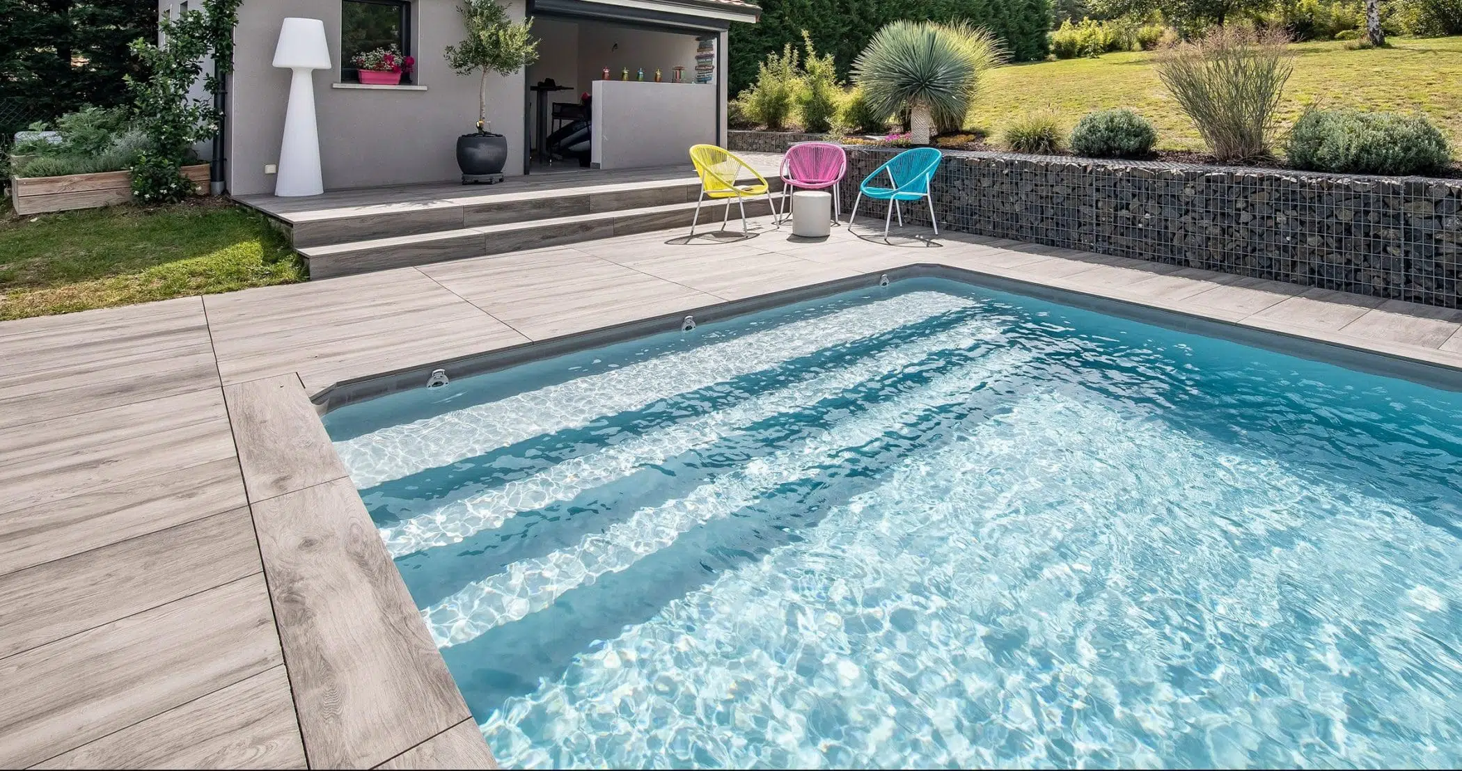 piscines_magiline_escalier_beach_2019-MAGILINE-STETIENNE-MARCELIN-_FRED_PIEAU-2436-RT-e1614069335812-scaled