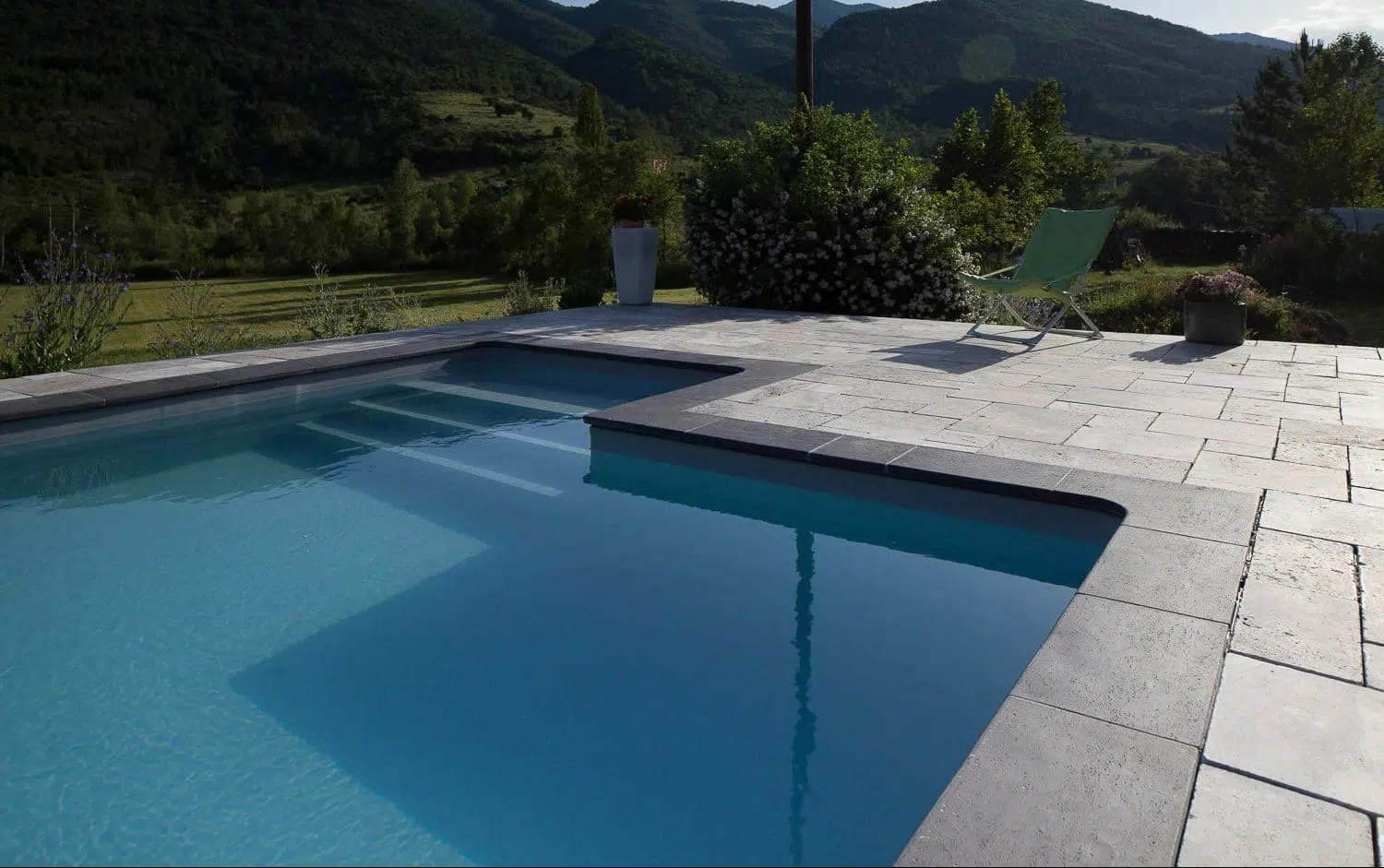 piscines_magiline_escalier_island_Provence-Piscines-52-e1614070519284