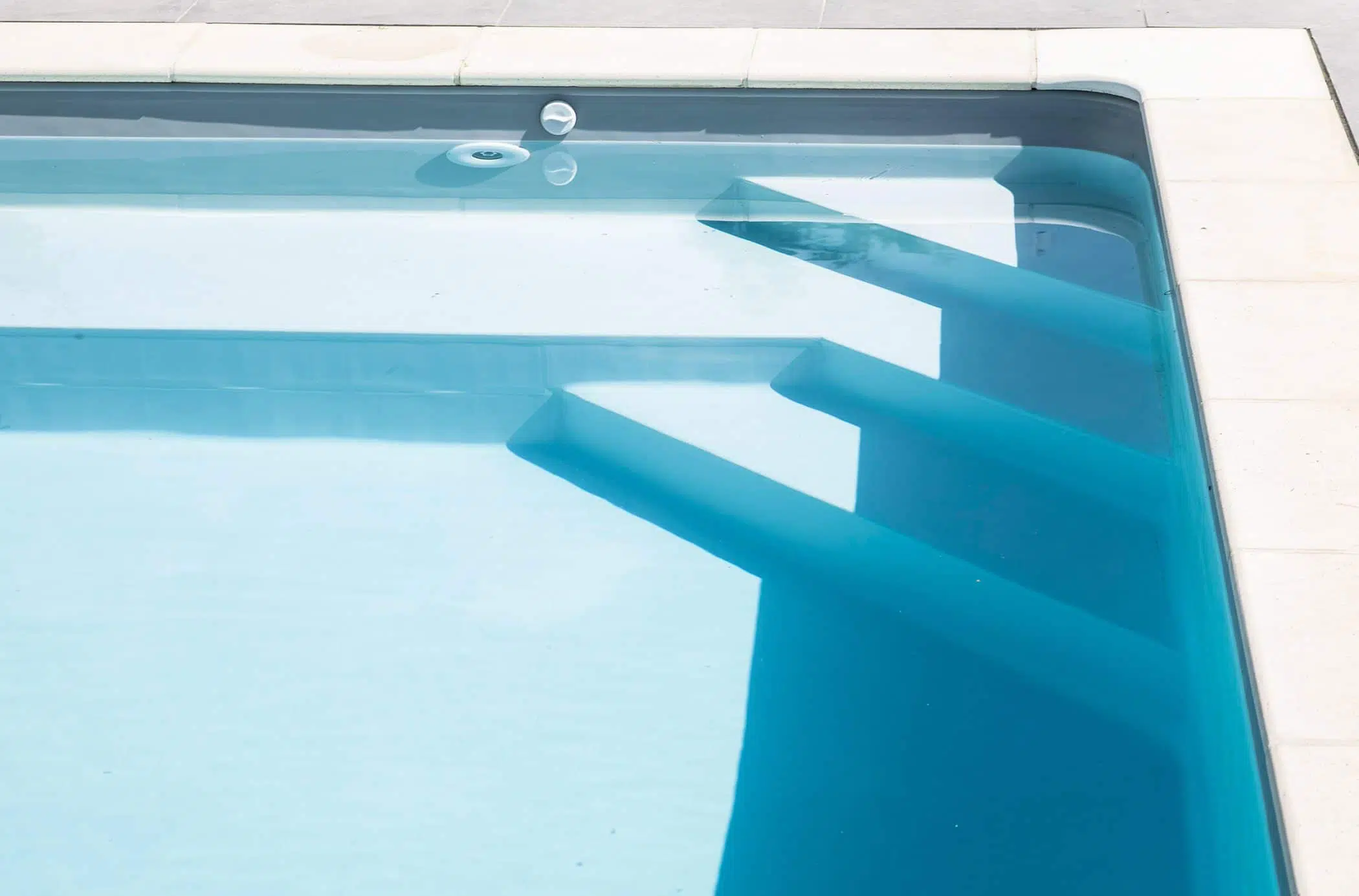 piscines_magiline_escalier_sur_mesure_2019-MAGILINE-CHAUSSEAU-FOUSSAIS-_FRED_PIEAU-4963-scaled