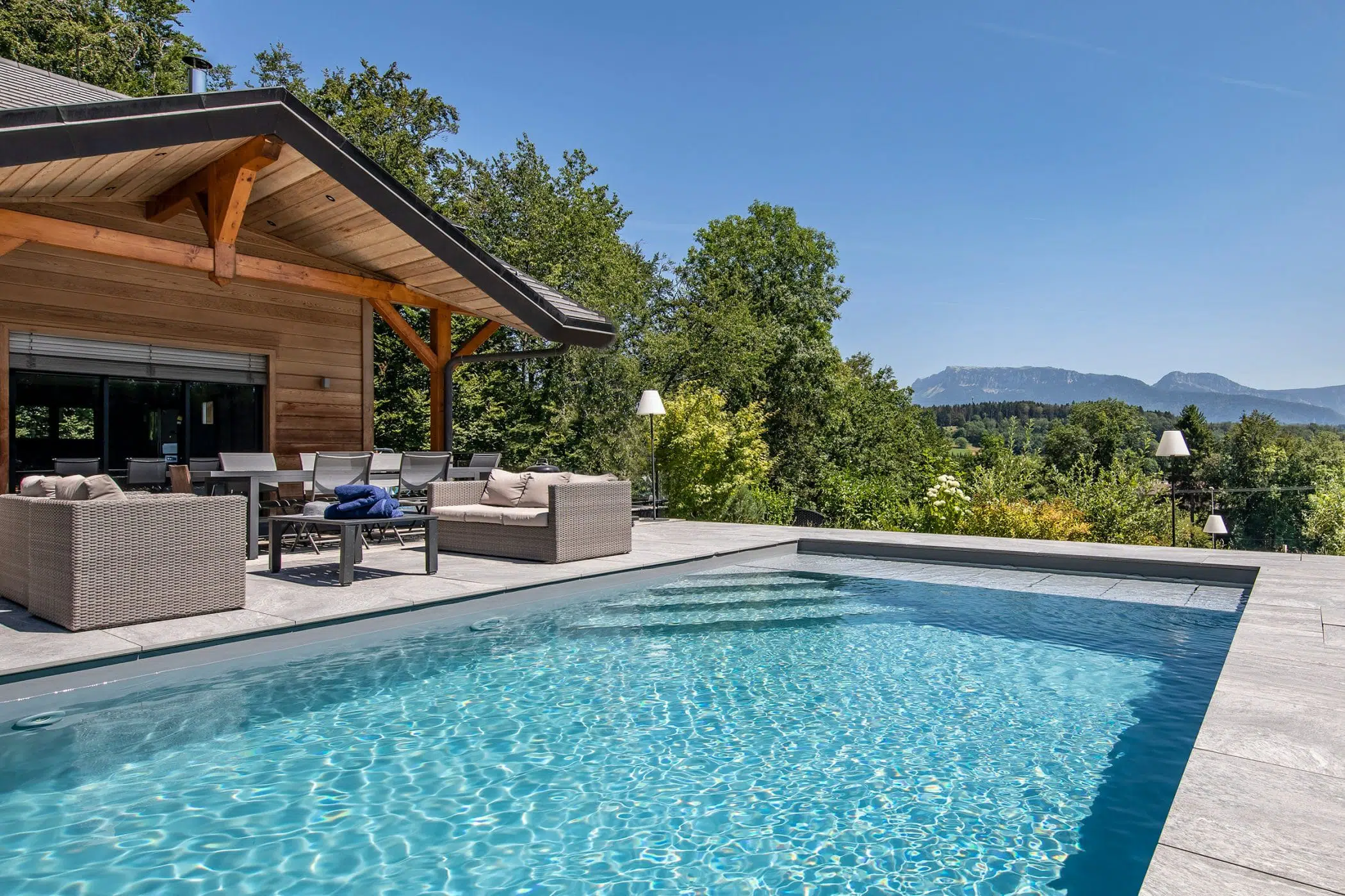 piscines_magiline_escalier_magi2beach2_2019-MAGILINE-LALIGNEDUTEMPS-EVIRES-_FRED_PIEAU-5889-scaled